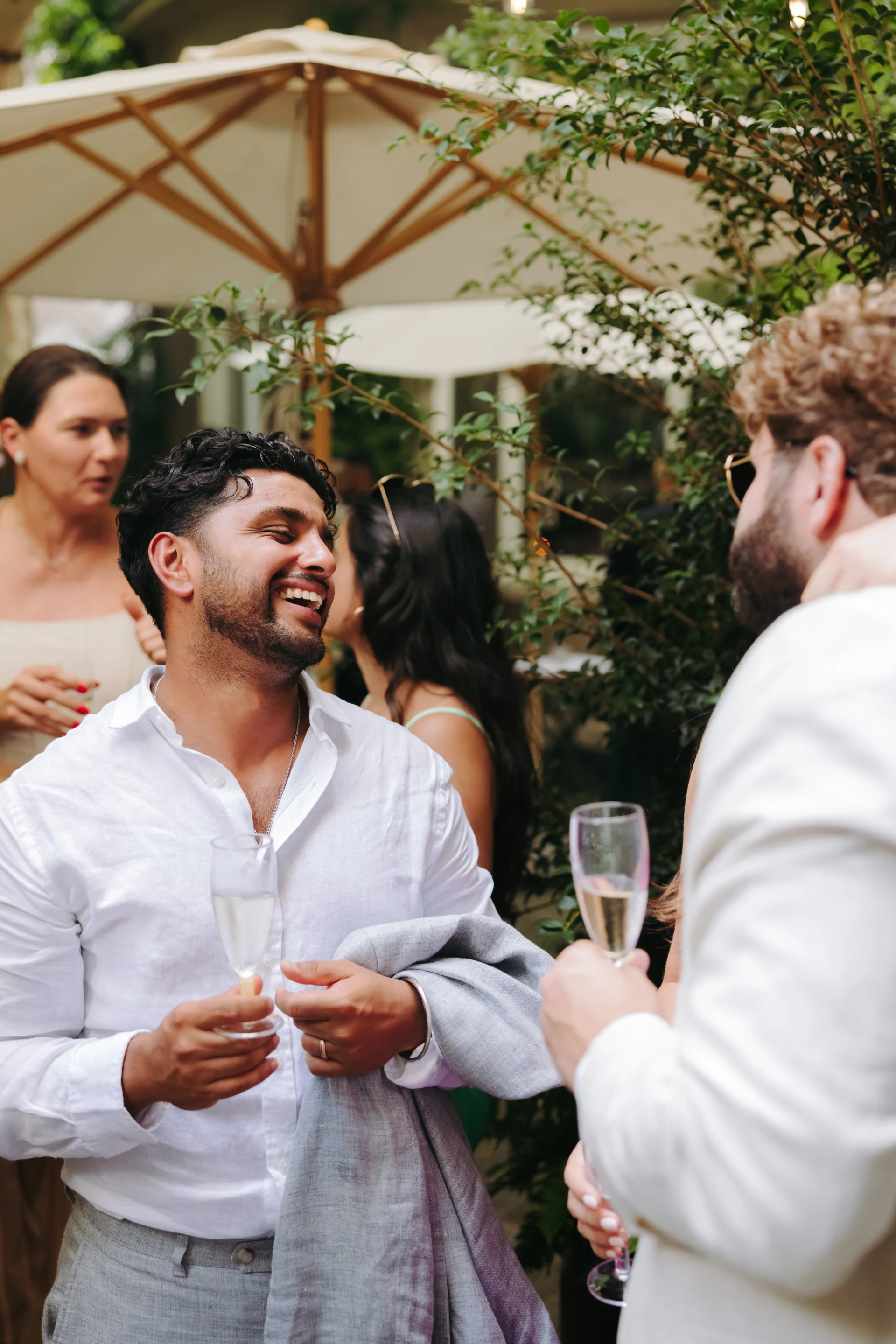 Natürliches Paarfoto voller Emotionen - Hochzeitsfotografie mit Herz in Zürich