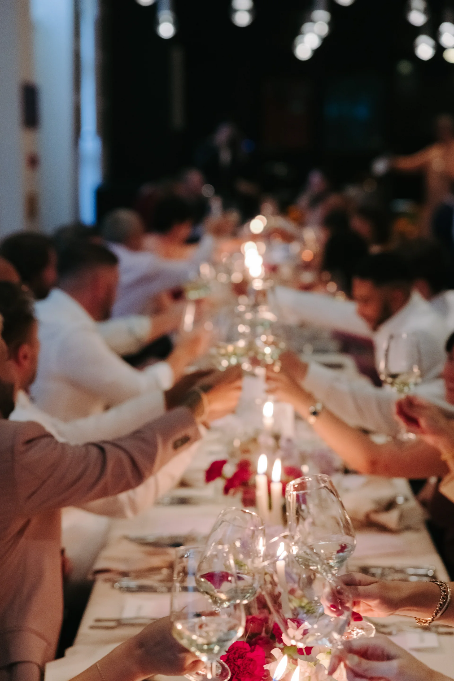 Dynamisches Hochzeitsfoto bei der Feier - lebendige Hochzeitsreportage Zürich