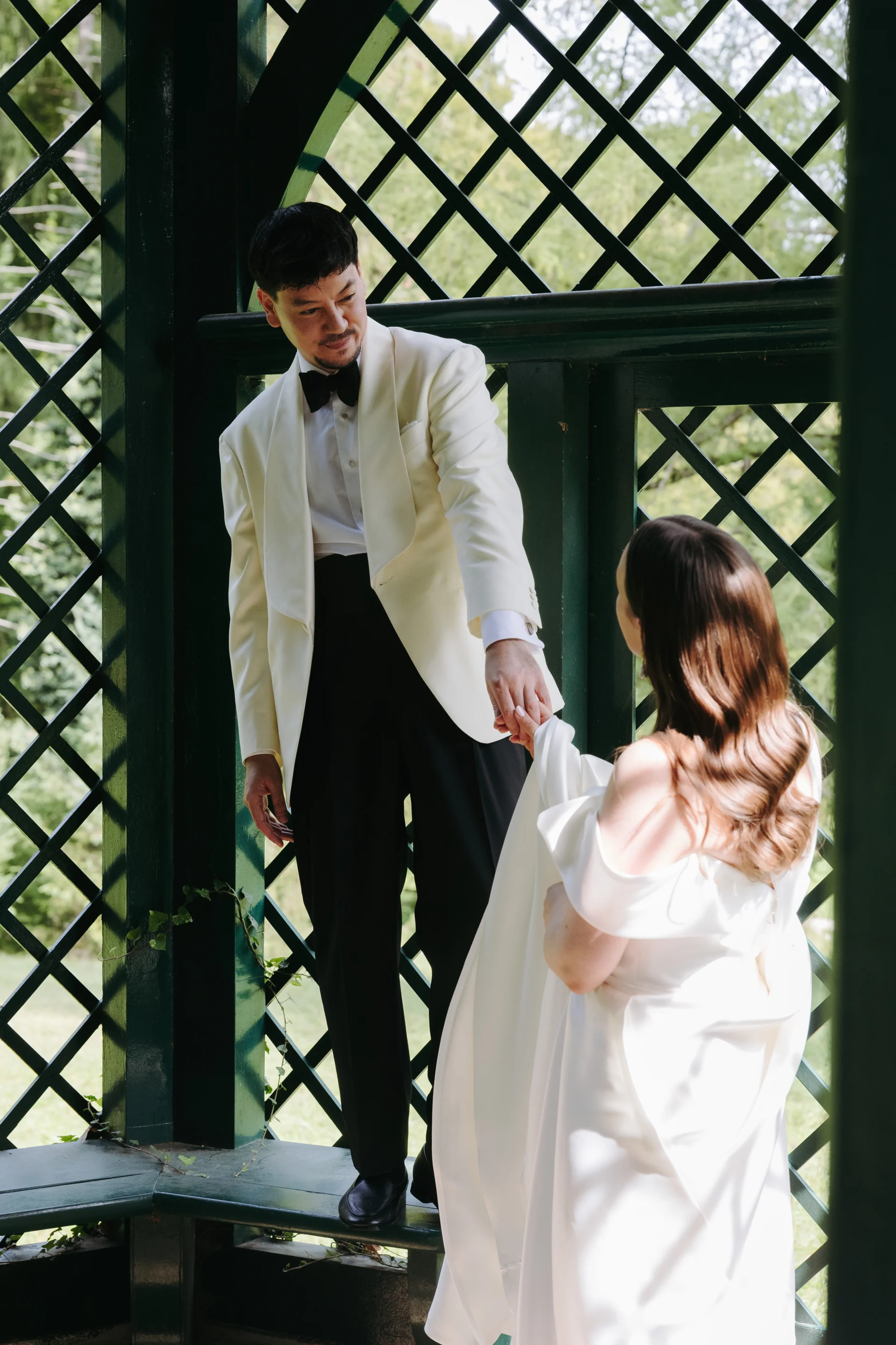 Romantischer Kuss des Brautpaars - ikonische Hochzeitsmomente eingefangen von Patrice Keller