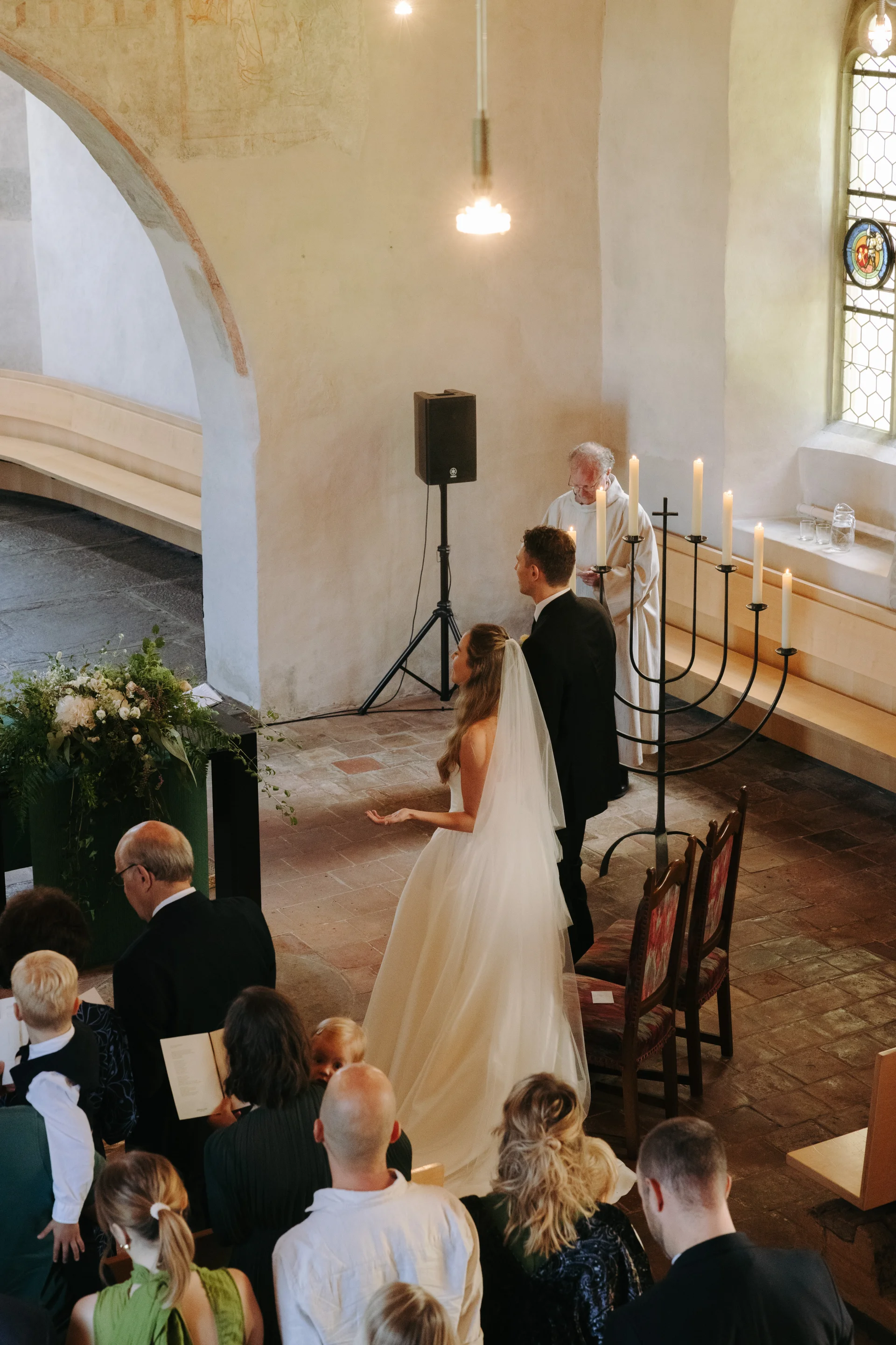 Ausgelassene Stimmung auf der Tanzfläche - lebendige Hochzeitsfotografie Zürich
