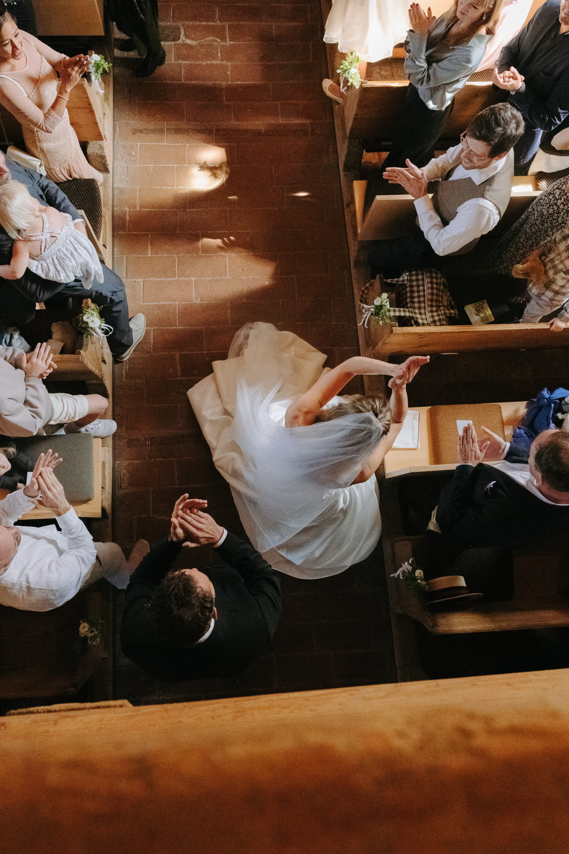 Verträumtes Brautportrait im Gegenlicht - künstlerische Hochzeitsfotografie Schweiz