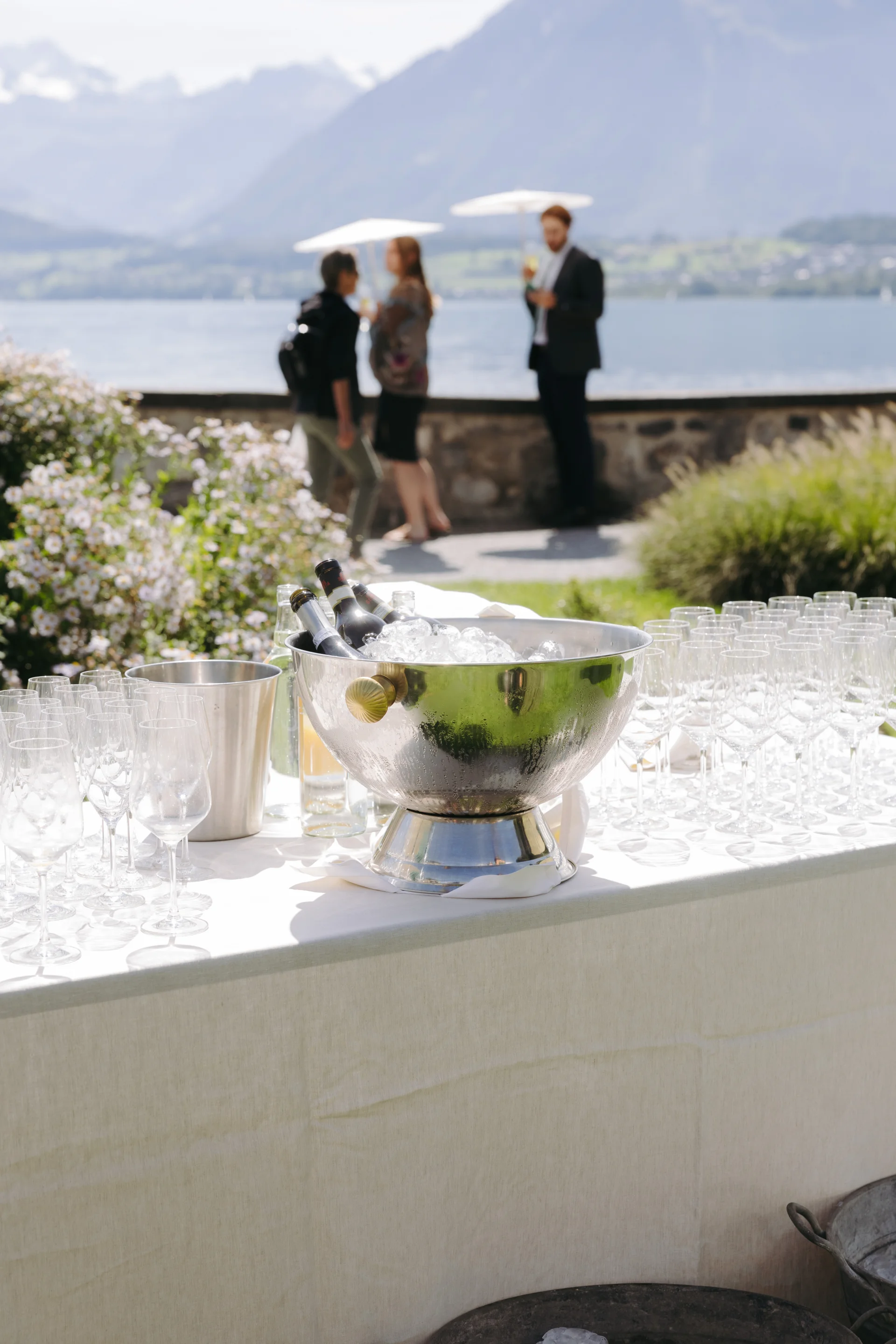 Eheringe in perfektem Licht - Hochzeitsdetails fotografiert von Patrice Sean Keller