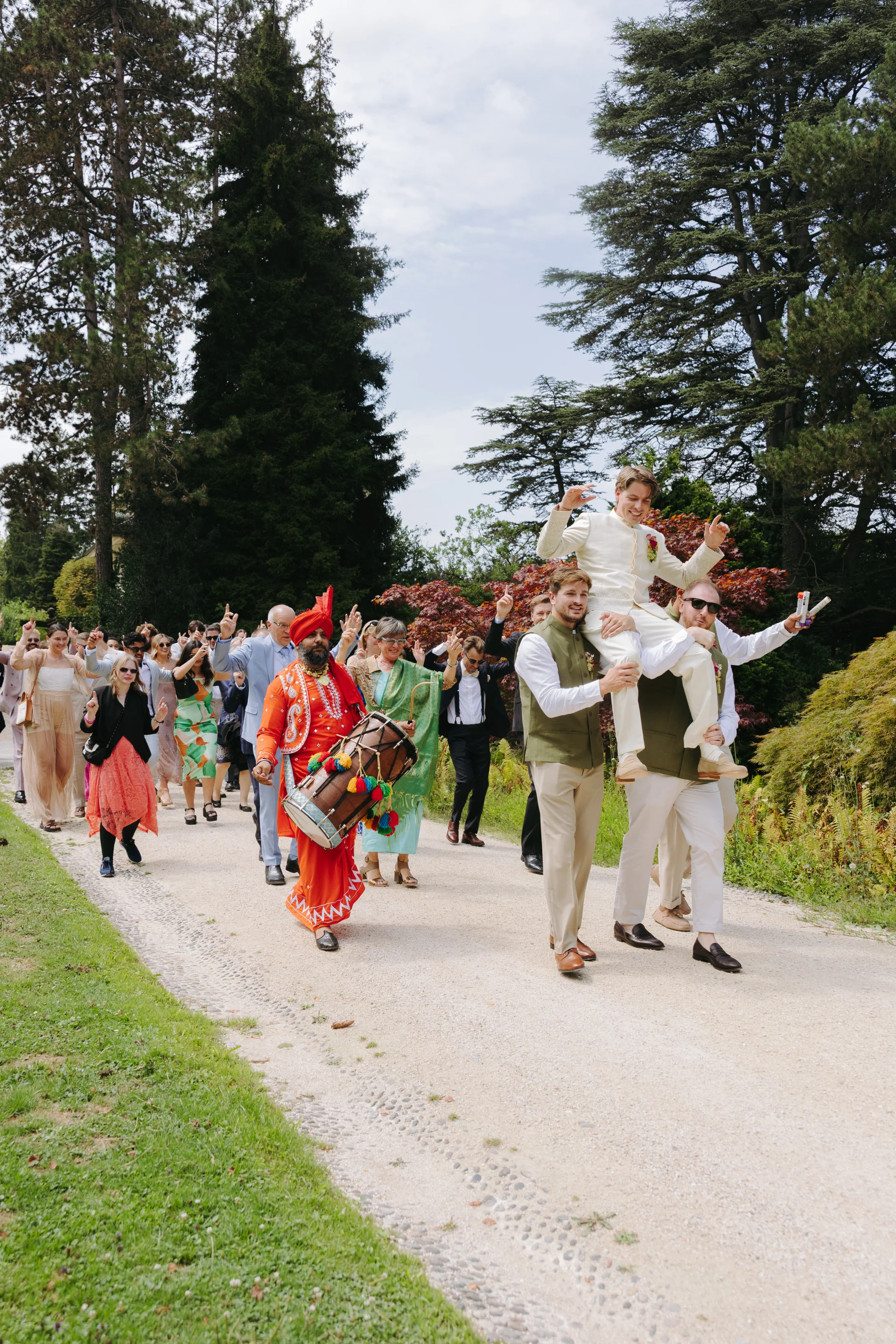Brautpaar in traumhafter Schweizer Landschaft - Destination Wedding Fotografie Zürich